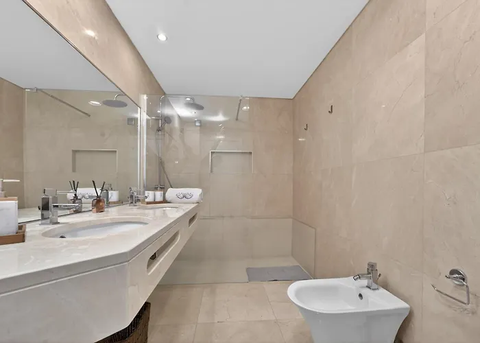 شقة Two Bedroom With Balcony And Gorgeous View Over The Atlantic *