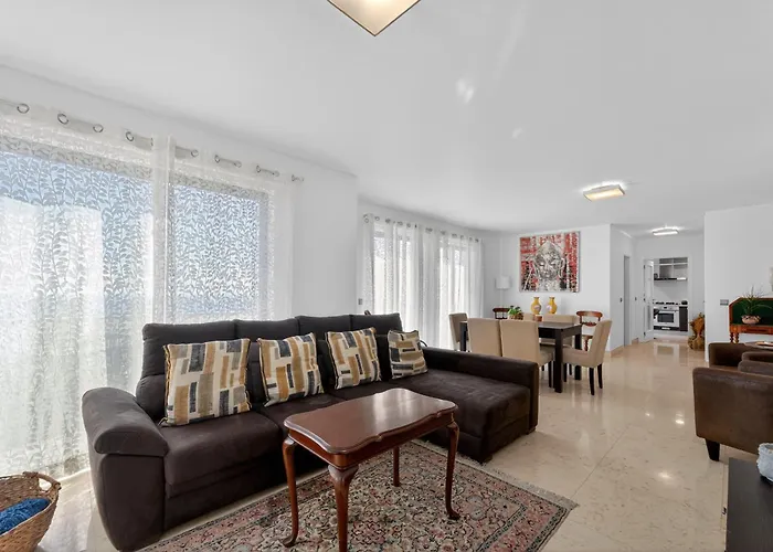 شقة Two Bedroom With Balcony And Gorgeous View Over The Atlantic