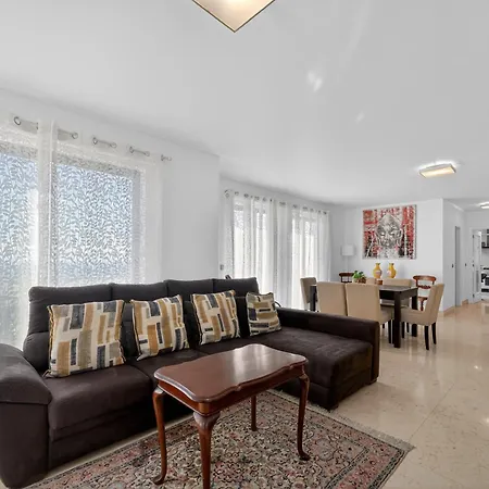 شقة Two Bedroom With Balcony And Gorgeous View Over The Atlantic